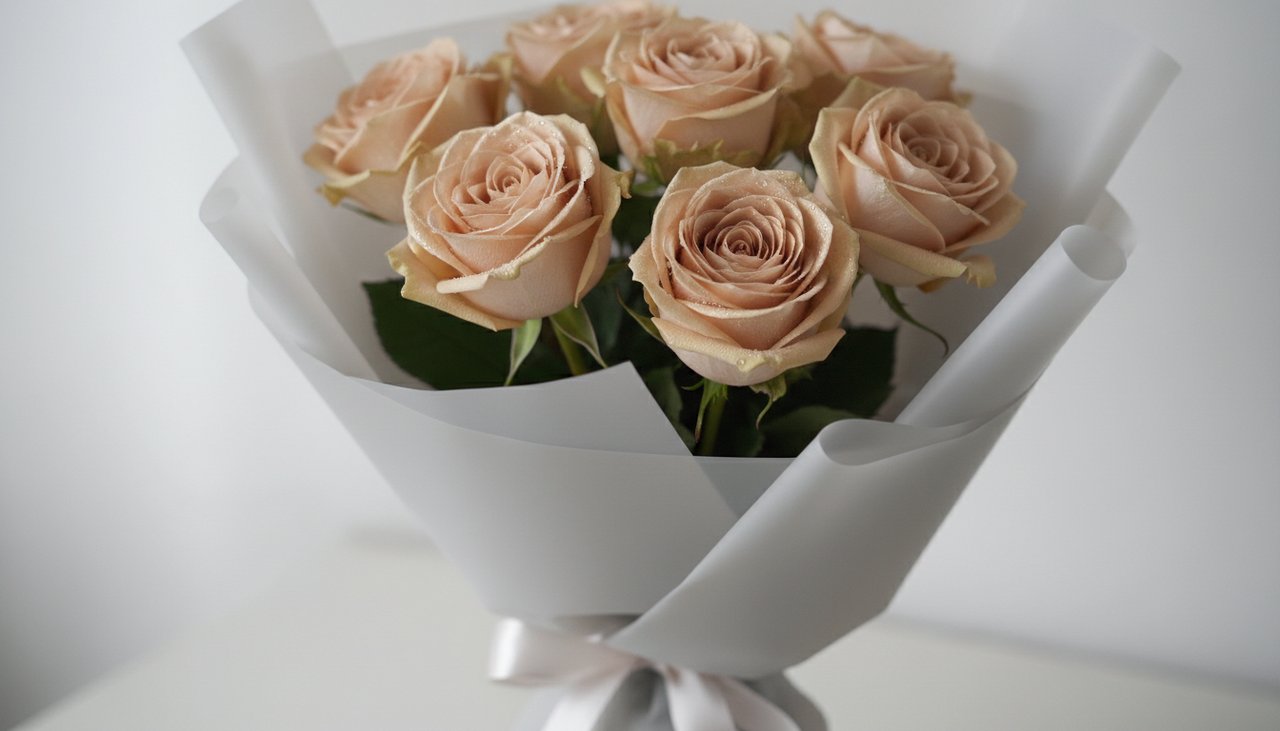 Un bouquet di rose champagne Cappuccino con confezione minimalista in carta opaca