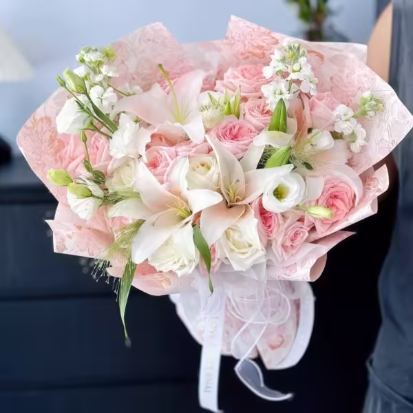 Bouquet di 19 Rose Litchi Rosa e Gigli - Dolce Serenata