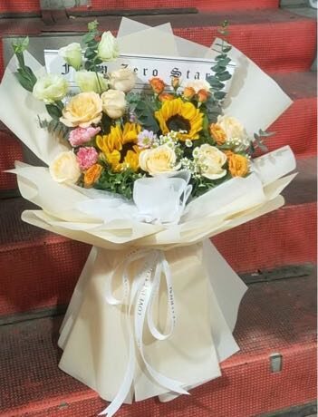 Bouquet Girasoli e Rose Champagne - Legame Dorato real bouquet photo
