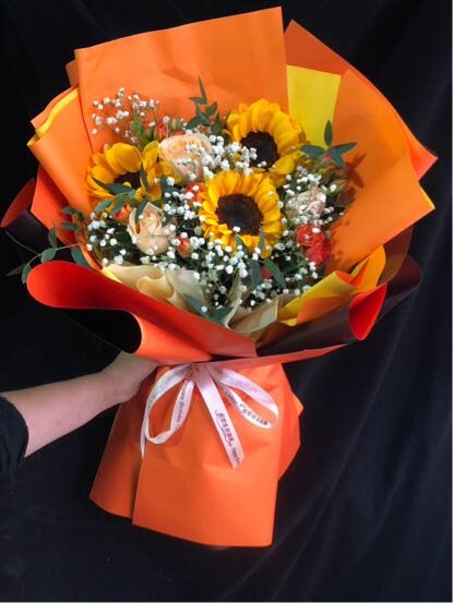 Delizia Solare: Cesto con 2 Girasoli e 21 Rose real bouquet photo