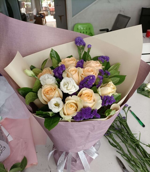 Bouquet di 9 Rose Champagne: Un Soffio di Vita real bouquet photo