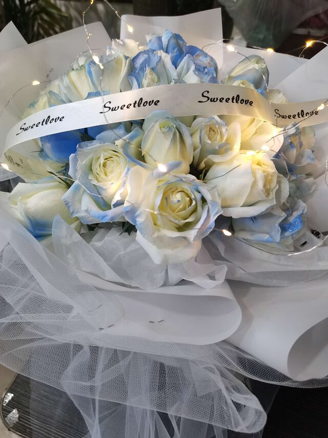 Bouquet 33 Rose Blu Ghiaccio - Notte Stellata real bouquet photo