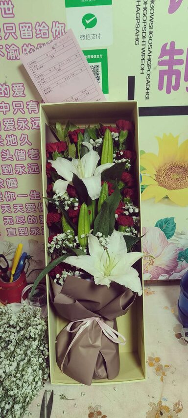 Cofanetto Regalo: 19 Garofani Rossi & 2 Gigli - Ricordi Senza Tempo real bouquet photo