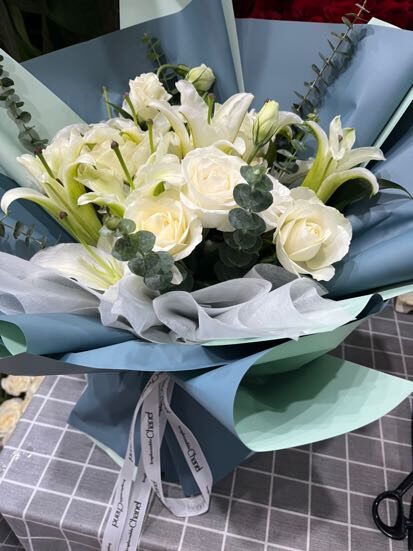 Cofanetto Regalo: 19 Garofani Rossi & 2 Gigli - Ricordi Senza Tempo real bouquet photo