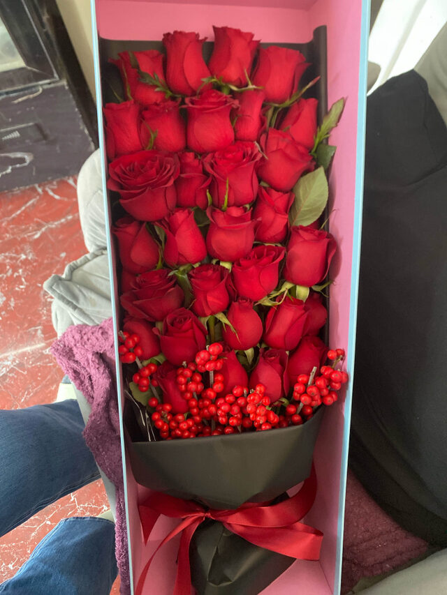 Box Regalo con 33 Rose Rosse - Forever Yours real bouquet photo