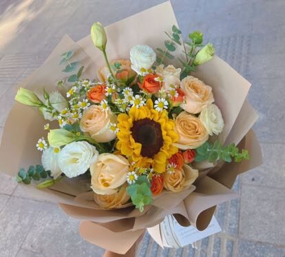 Bouquet 1 Girasole e 9 Rose Champagne - Ore Dorate real bouquet photo
