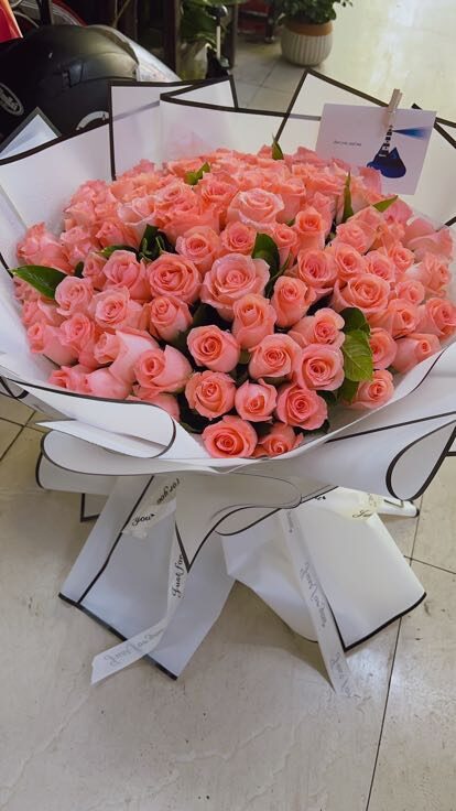 Bouquet di 99 Rose Rosa: Gioia senza Fine real bouquet photo