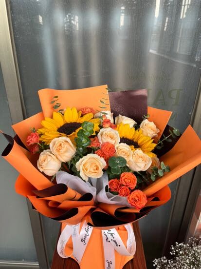 Bouquet di Girasoli e Rose Champagne - Gioia Vibrante real bouquet photo