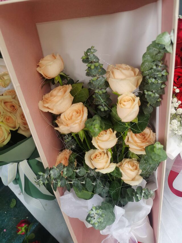 Scatola Regalo 11 Rose Champagne - Eleganza Raffinata real bouquet photo