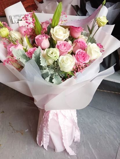 Bouquet di 23 Rose e Gigli - Dolce Commemorazione real bouquet photo
