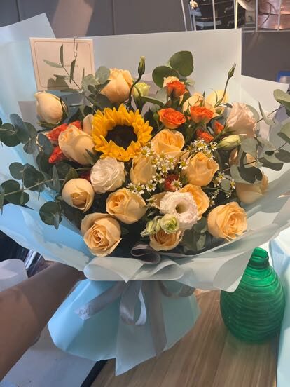 Bouquet Girasole e Rose Champagne - Splendore Solare real bouquet photo