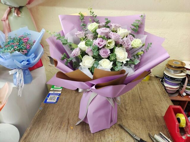 Bouquet di 27 Rose Miste ed Eustoma - Freschezza del Mattino real bouquet photo