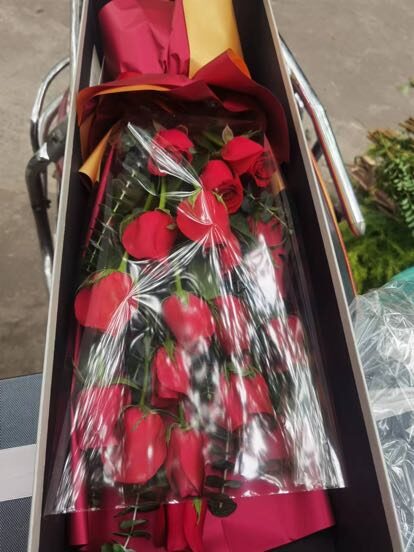 19 Rose Rosse in Cofanetto: L'Eternità dell'Amore real bouquet photo
