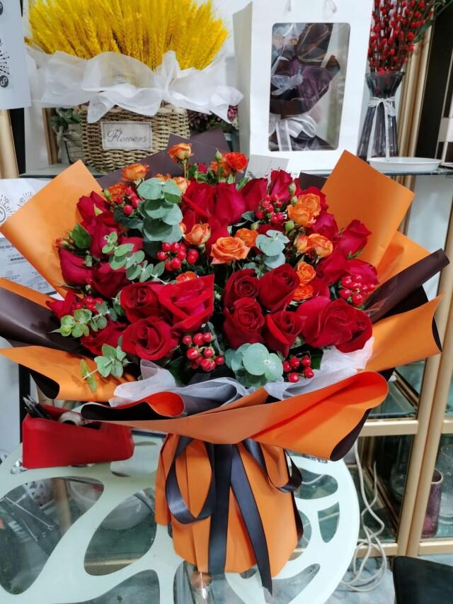 Bouquet 33 Rose Rosse e Bubble: Sussurri Romantici real bouquet photo