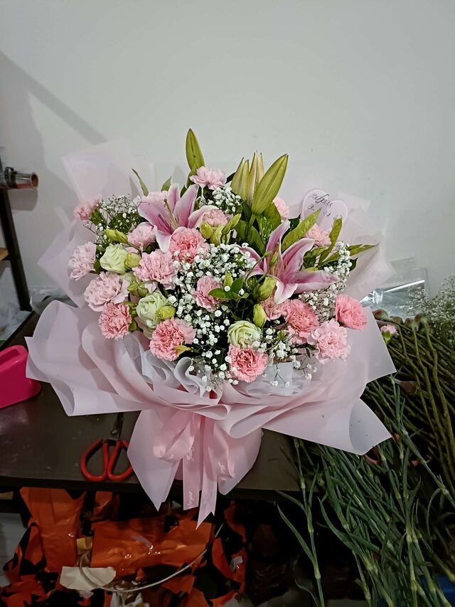 Bouquet di 19 Garofani Rosa e 6 Gigli - Serenata di Primavera real bouquet photo
