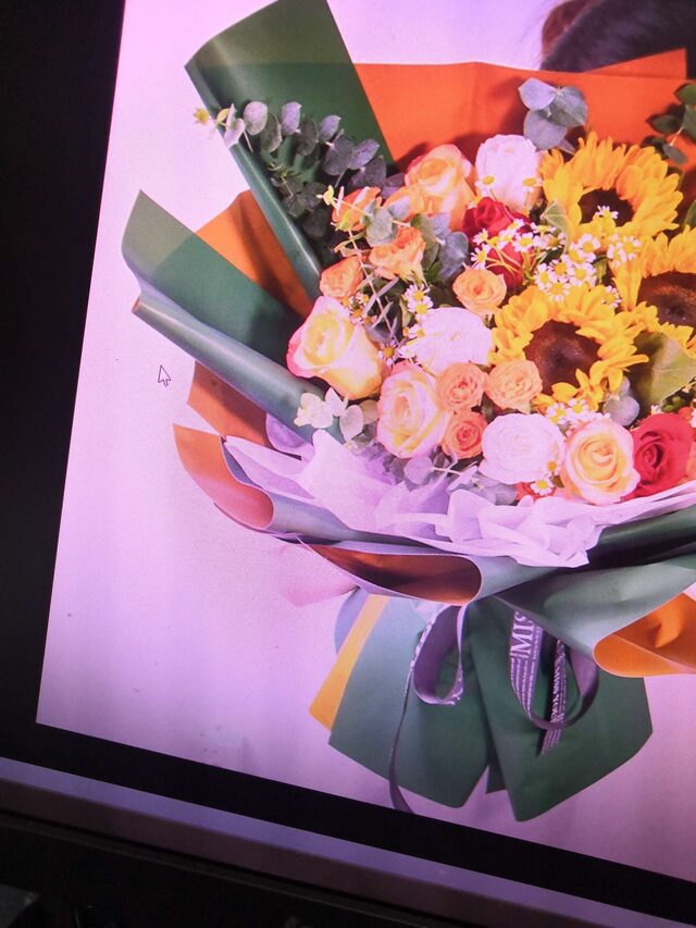 Mazzo 3 Girasoli e 11 Rose - Sorrisi Radiosi real bouquet photo