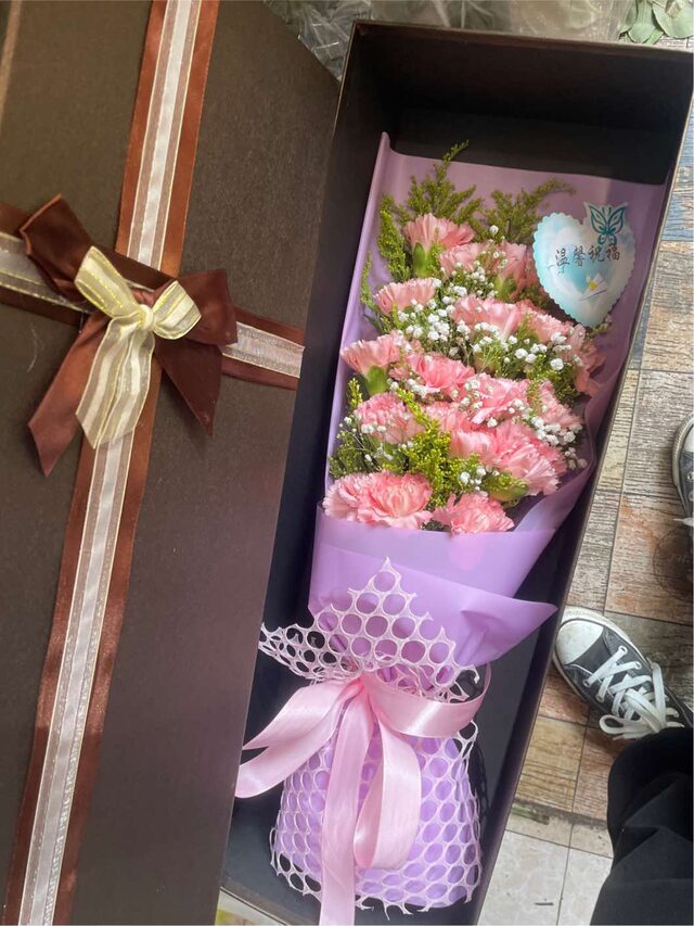 Cofanetto Regalo con 19 Garofani - Omaggio per l'Insegnante real bouquet photo