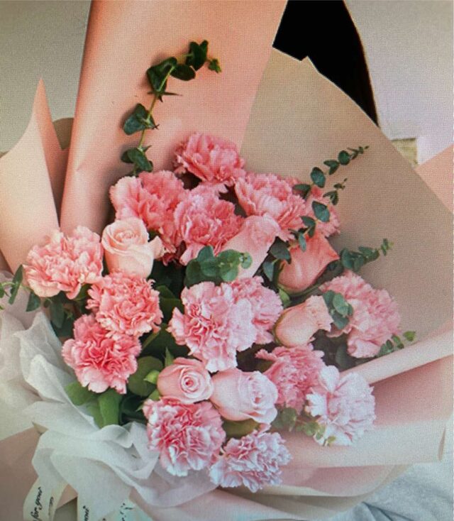 Bouquet 19 Garofani e Rose Rosa - Amore Eterno real bouquet photo