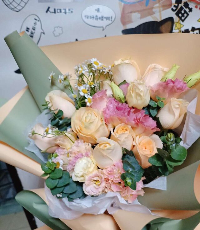 Bouquet 1 Girasole e 9 Rose Champagne - Ore Dorate real bouquet photo