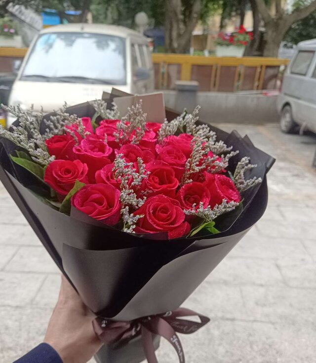 19 Rose Rosse: L'Eleganza dell'Amore Eterno real bouquet photo
