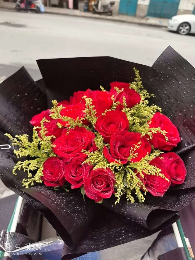 19 Rose Rosse: L'Eleganza dell'Amore Eterno real bouquet photo