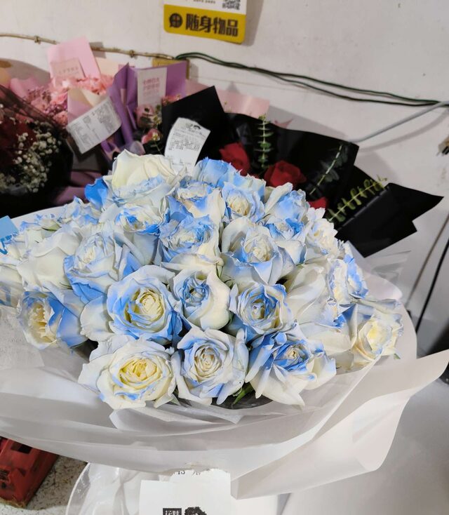 52 Rose Blu Ghiaccio: Un Bouquet di Eterna Eleganza real bouquet photo