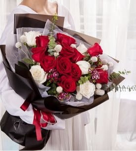 Bouquet di 16 Rose Rosse e Bianche – Pura Devozione real bouquet photo