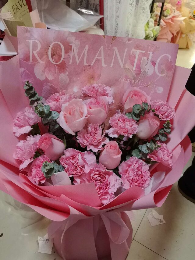 Mazzo di 13 Garofani Rosa e 6 Rose - Fulgida Gioia real bouquet photo