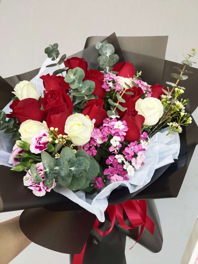 Bouquet di 16 Rose Rosse e Bianche – Pura Devozione real bouquet photo