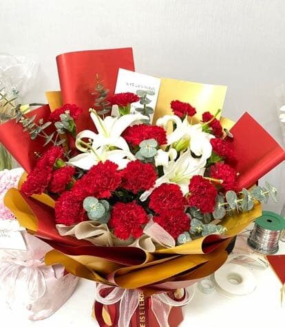 19 Garofani Rossi e 2 Gigli Bianchi: Un Bouquet di Eterna Eleganza real bouquet photo