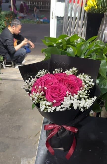 Mazzo di 11 Rose Rosse – Incanto di Mezzanotte real bouquet photo