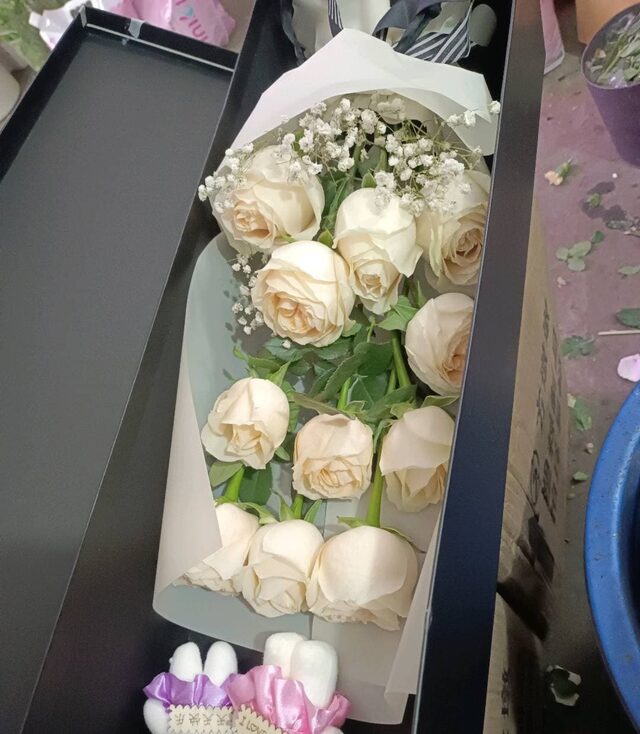 11 Rose Color Champagne in Cofanetto: Amore Eterno real bouquet photo