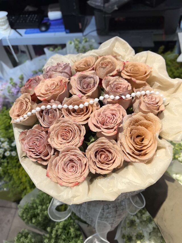 Bouquet di 19 Rose Cappuccino - Sussurro di Velluto real bouquet photo
