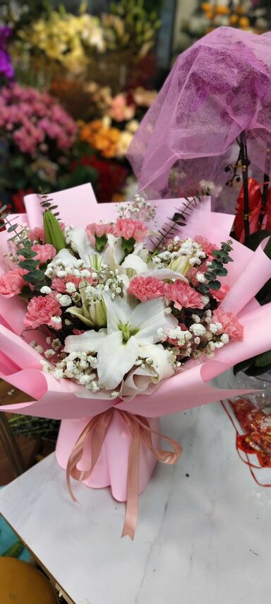 Bouquet di 16 Garofani Rosa e 2 Gigli Bianchi - Dolce Tenerezza real bouquet photo