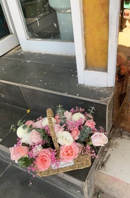 Cesto con 21 Rose Rosa e 3 Margherite Ping Pong: Grazie di Cuore real bouquet photo