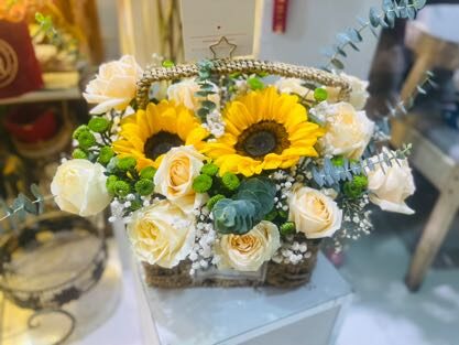 Cesto 'Giorni di Gioventù': 11 Rose Champagne e Girasoli real bouquet photo
