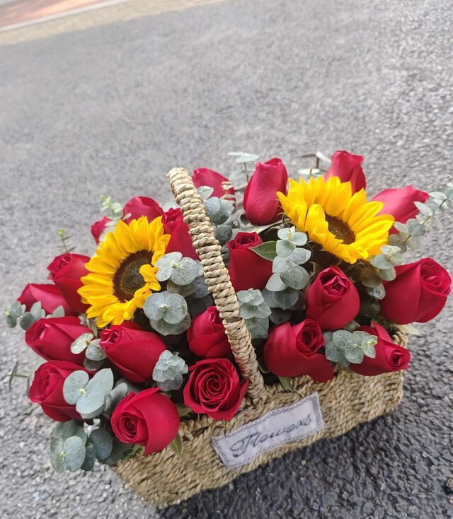 Delizia Solare: Cesto con 2 Girasoli e 21 Rose real bouquet photo