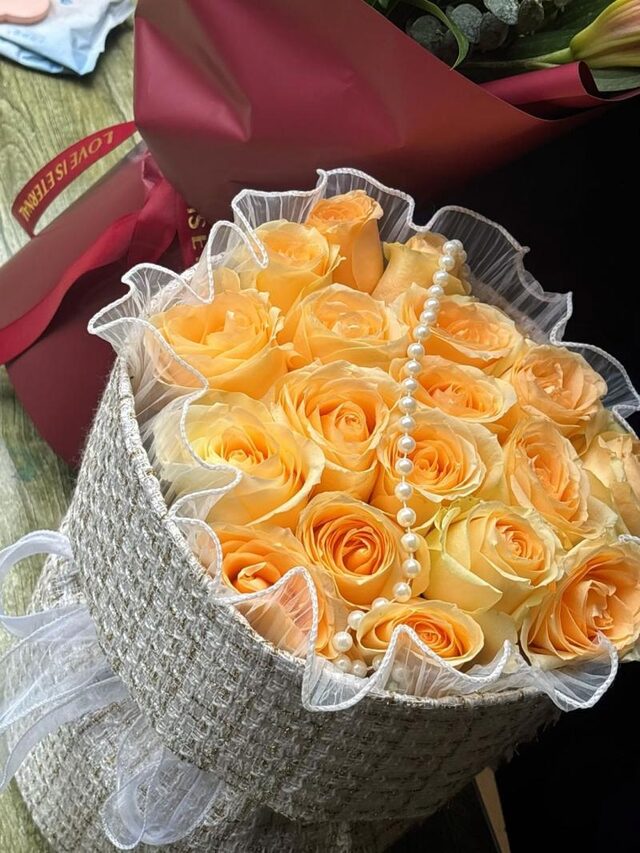 Bouquet di 19 Rose Color Champagne: Un Brindisi di Eleganza real bouquet photo