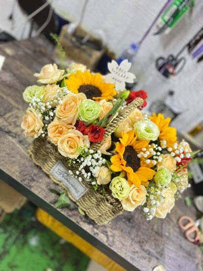 Cesto di fiori con 3 Girasoli e 21 Rose Champagne - Desideri Dorati real bouquet photo