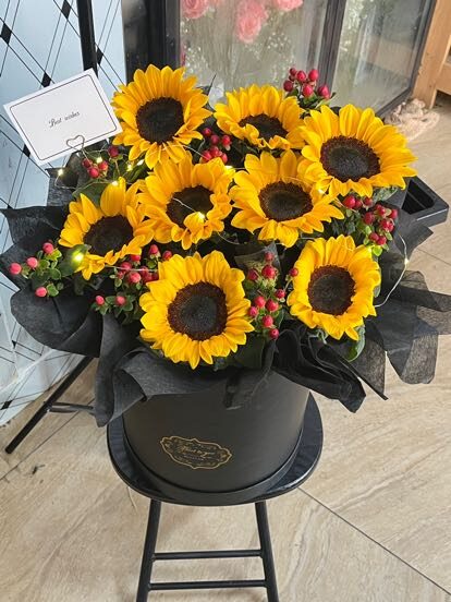 8 Girasoli: Esplosione di Gioia nel Secchiello Moderno real bouquet photo