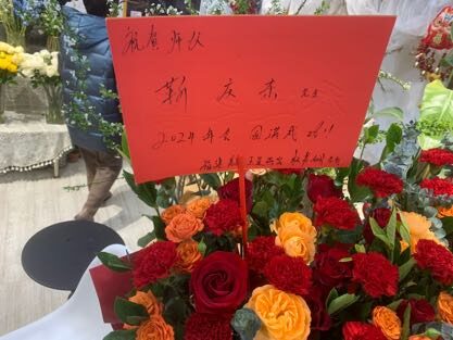 Inaugurazione di Successo: L'Imponenza di Rose Rosse e Girasoli real bouquet photo