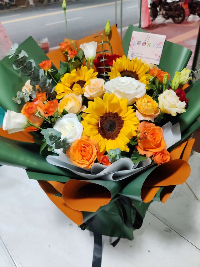 Mazzo 3 Girasoli e 11 Rose - Sorrisi Radiosi real bouquet photo