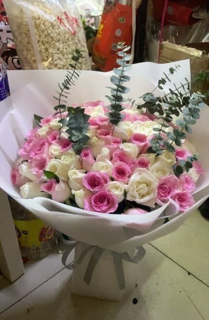 Amore Senza Fine: Bouquet di 99 Rose Rosa e Bianche real bouquet photo