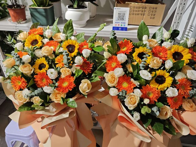 Girasole e Rose Dorate: Omaggio Inaugurale per un Futuro Brillante real bouquet photo