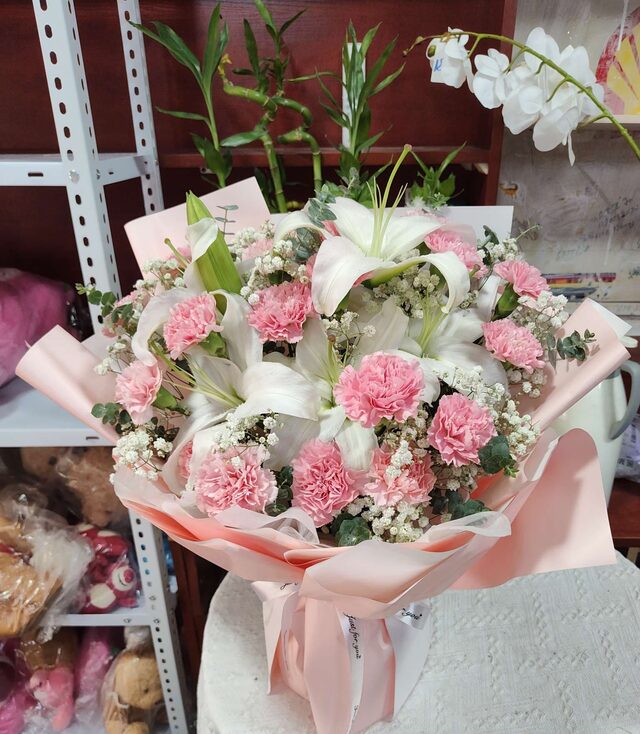 Mazzo 19 Garofani Rosa e 2 Gigli - Pura Grazia real bouquet photo