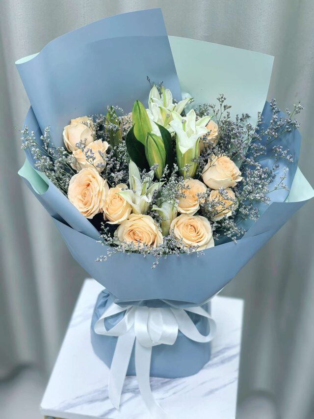 Mazzo 11 Rose Champagne e 2 Gigli Bianchi - Serenità real bouquet photo