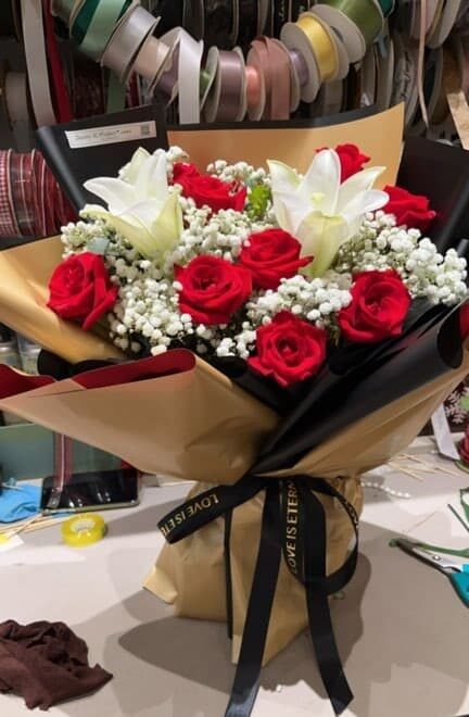 Bouquet di 11 Rose Rosse e 2 Gigli Bianchi - Portafortuna real bouquet photo