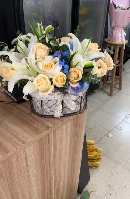 Cesto di Rose Champagne: L'Eleganza Dorata real bouquet photo