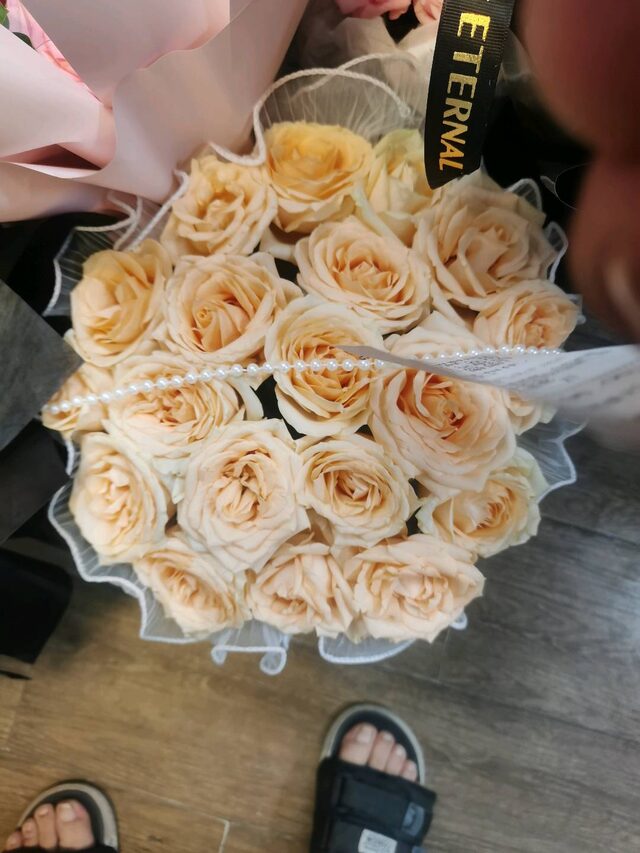 Bouquet di 19 Rose Color Champagne: Un Brindisi di Eleganza real bouquet photo