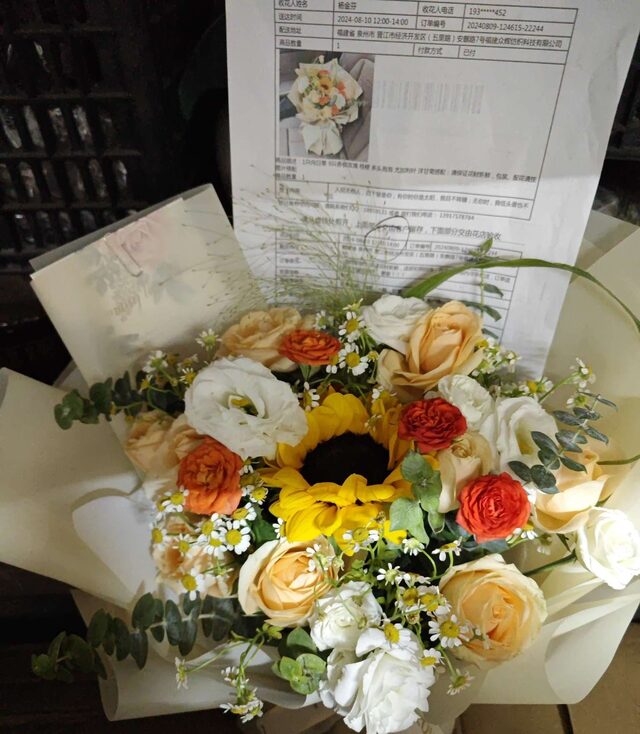Bouquet 1 Girasole e 9 Rose Champagne - Ore Dorate real bouquet photo